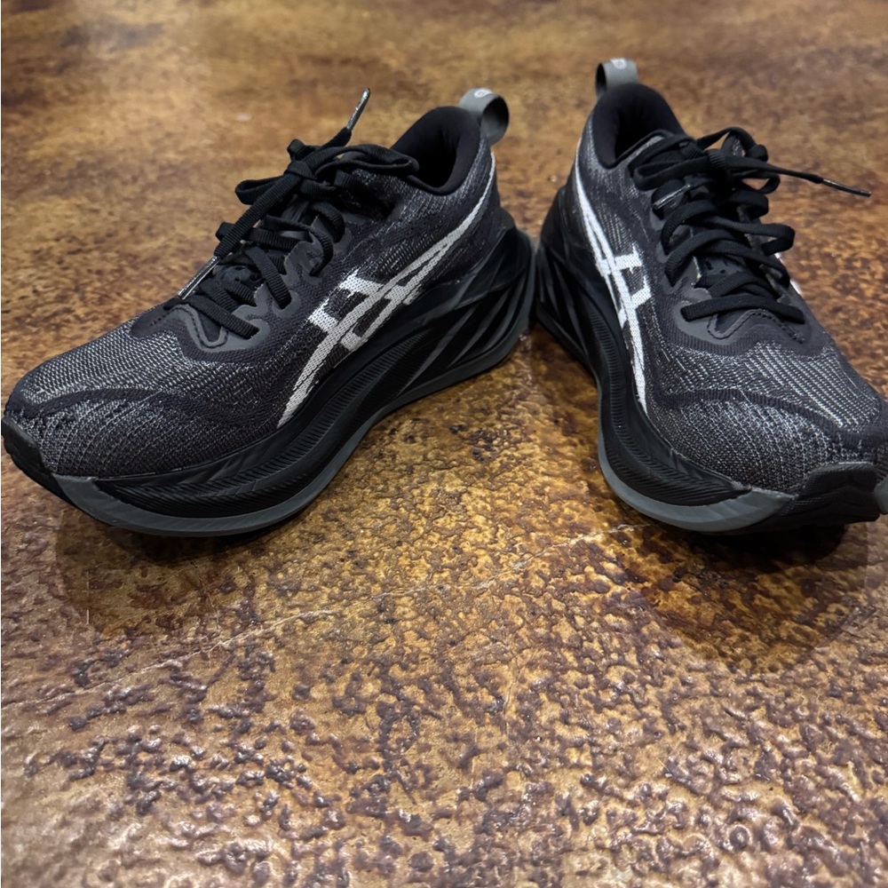 Asics Men's Black and Gray Athletic Running Shoes - Picture 3 of 7